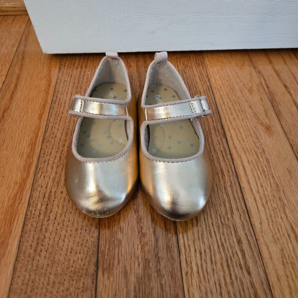 Girls size 5 Toddler Gold Flat shoes from Cat & Jack